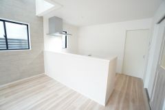 吹抜け＆窓から光が差し込む明るいダイニングです＾＾