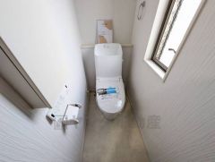 1階2階の2ヶ所にトイレがありますので、忙しい朝にも家族に気を使わず、ゆとりが生まれますね＾＾ 小窓付きで換気する時に便利です＾＾ 収納スペースも付いています＾＾ 