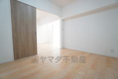 5帖。建具を開けたままリビングとの一体利用も可能です＾＾