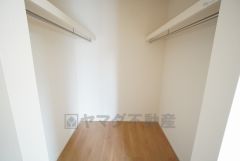 洋室にはハンガーパイプ付きのウォークインクローゼットが設けられています。たっぷり収納できるので衣替えの心配もいりませんね＾＾