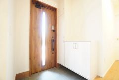 たっぷり収納できるシューズボックスです。家族全員の靴がきれいに整頓できます。棚の上にお花や写真を飾っても良いですね。