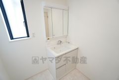 三面鏡裏収納付き洗面化粧台です＾＾ 歯磨きセットやスキンケア用品などの収納に便利ですね。ランドリースペース上部には窓も付いており換気に便利です＾＾