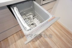 炊事時間を大幅に短縮できる食器洗浄乾燥機付き＾＾食器を洗う手間が減るので家族とのコミュニケーションの時間や自分の時間が増えますね。