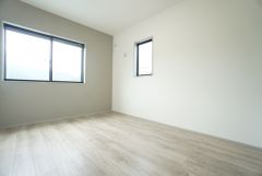 2面採光を確保した明るい室内は、風通しも良く、大変居心地の良い空間となっております。日当たりがよく、子供部屋としての利用もおすすめ。