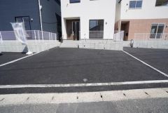 カースペースは3台分を確保＾＾（車種による）マイカー用に、お客さま用に、余裕を持ってご利用いただけます。