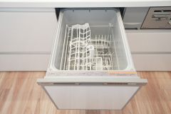 食事の後の手間を解消する食器洗い乾燥機付。冬場の洗い物で手荒れの悩みもなくなります。手洗いよりも節約できて便利。