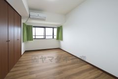 7.1帖。主寝室としてお使いいただけそうなこちらのお部屋は、日当たりが良く、爽やかな風を感じて起きる朝は、快適生活の始まりに。 