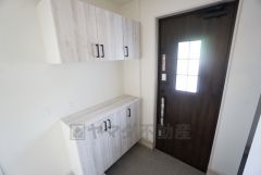 採光も考えられた明るい玄関です。たっぷり収納できるシューズBOX付きです。棚の上にお花や写真を飾っても良いですね。