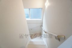 お子様も高齢の方も安心して上り下りができる手摺がついた安心設計です。 階段には小窓を配置しました。日中でも暗くなりがちな階段下が明るくなり安全ですね。