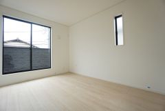 主寝室としても利用できる6帖の洋室は南側にバルコニーがあり、日当たり良好です。温かい光の差し込むゆとりのある居室をぜひ現地にてご確認くださいませ。