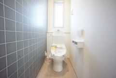 温水洗浄機付トイレです。節水機能もあるので、安心して使えますね。もちろん、1階2階の2ヶ所にトイレがあるので、忙しい朝にもゆとりができますね。