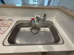 大きなお鍋も楽々洗える幅の広いシンクです＾＾ステンレスシンクなので簡単にお掃除できますよ。洗剤やスポンジもすっきりできる収納付き。