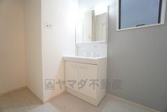 洗面台、洗濯機置き場、バスルームが連なっている、生活導線の考えられた作りになっています。