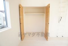 洋室にはハンガーパイプ付きのクローゼットが設けられています。たっぷり収納できるので衣替えの心配もいりませんね＾＾