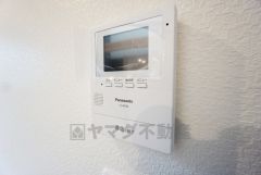 防犯性もばっちり、TVモニター付きインターホン完備。大きなモニターで玄関先を確認できます。録画機能が付いているので不在時の訪問者も確認できて安心です＾＾