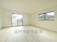 大きな掃き出し窓のあるリビングは、陽光あふれる明るい空間です。ゆったりと寛げる憩いの場となりそうです。