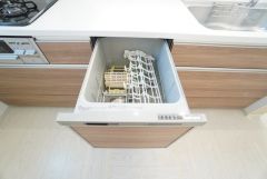 食事の後の手間を解消する食器洗い乾燥機付。冬場の洗い物で手荒れの悩みもなくなります。手洗いよりも節約できて便利。