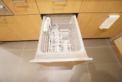 食事の後の手間を解消する食器洗い乾燥機付。冬場の洗い物で手荒れの悩みもなくなります。手洗いよりも節約できて便利。