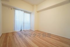 6.8帖洋室。主寝室としてお使いいただけそうなこちらのお部屋は、日当たりが良く、爽やかな風を感じて起きる朝は、快適生活の始まりに。