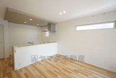 窓から光が差し込む明るいダイニングです＾＾キッチン上部は折下げ天井のアクセントクロスでお洒落な空間です＾＾