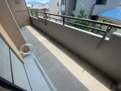 広々としたバルコニー。 天気のいい日にはお布団もまとめて干せそうですね＾＾