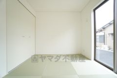 リビング隣には、ホッとできる和室を用意。客間としてはもちろん、お子様のお昼寝スペースや書斎としても活躍してくれそうです＾＾ 