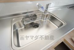 大きなお鍋も楽々洗える幅の広いシンクです＾＾ステンレスシンクなので簡単にお掃除できますよ。洗剤やスポンジもすっきりできる収納付き。