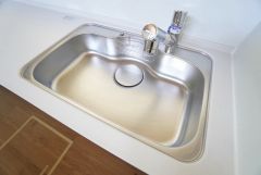 広々としたステンレスシンクには、洗剤やスポンジを収納出来るラック付き。広さも確保しているので、大きなお鍋も洗いやすいです。