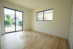 明るい洋室です。ナチュラル色のフローリングで開放的な優しい雰囲気になっています＾＾ベッドや机、ＴＶを置いてもゆとりのある広さです。