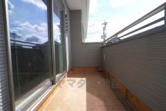 広々としたバルコニー。 天気のいい日にはお布団もまとめて干せそうですね＾＾