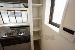 コンロ横にちょっとした収納棚あり。