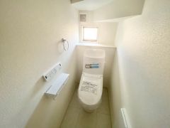 1階2階の2ヶ所にトイレがありますので、忙しい朝にも家族に気を使わず、ゆとりが生まれますね＾＾ 小窓付きで換気する時に便利です＾＾