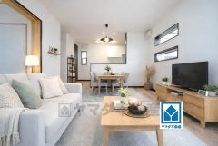 家族が集まる開放的なリビング。思い思いの時間を過ごしたり食事をしたり、素敵な団らんの場になりますね。家具はCGによるイメージ画像です。