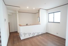 窓から光が差し込む明るいダイニングです＾＾