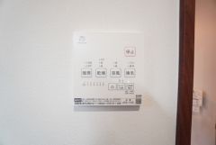 浴室暖房乾燥機には、暖房、乾燥、涼風、換気の4つの機能が付いています。タイマー付きです。換気・雨の日の洗濯も安心です＾＾