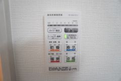 雨の日の洗濯も安心できる浴室暖房乾燥機付き浴室。リモコンで操作もボタン1つで簡単です。