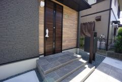 シックな黒系壁とあたたかみのある木目調ドアの組み合わせが相性良く、重厚感両と温かみを感じられます。