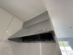 コンロ上には換気扇完備＾＾すぐ横に小窓が設けられているので、換気扇と合わせてWで換気できます＾＾