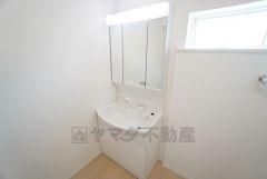 三面鏡裏収納付き洗面化粧台です＾＾ 歯磨きセットやスキンケア用品などの収納に便利ですね。ランドリースペース上部には窓も付いており換気に便利です＾＾ 