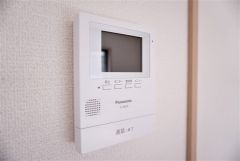 同仕様写真。防犯性、セキュリティ対策に安心できるテレビモニター付きインターフォンです。セールスマン対策にもなり安心できます。