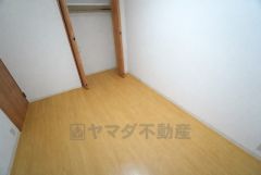 主寝室としてお使いいただけそうなこちらのお部屋は、日当たりが良く、爽やかな風を感じて起きる朝は、快適生活の始まりに。 