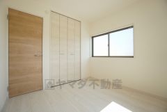 暖かい日差しが差し込む洋室。たっぷり収納できるクローゼット付きでお部屋の中をすっきりと快適に保てます。