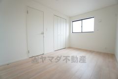 6.7帖。木の温もりがやさしいフローリングとシンプルなクロスで、住む人のこだわりを活かす洋室＾＾広めのクローゼットもあり荷物もすっきり片付けられ、ゆとりのある暮らしが出来ます＾＾ 
