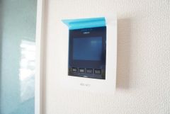 防犯はもちろん、セールスマン対策にもなるモニター付きインターホンです。お子さん1人での留守番時にも活躍しそうです。