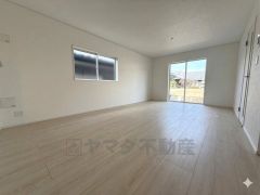 大きな掃き出し窓のあるリビングは、陽光あふれる明るい空間です。ゆったりと寛げる憩いの場となりそうです。