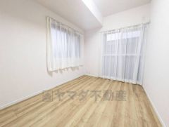 2面採光を確保した明るい室内は、風通しも良く、大変居心地の良い空間となっております。日当たりがよく、子供部屋としての利用もおすすめ。 