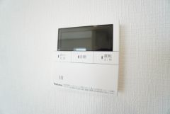 キッチン横からお湯張り、追い炊き、足し湯がボタン一つで楽々操作できる給湯機リモコンです。忙しい夕飯準備の時間帯に重宝しますね。