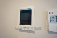 防犯はもちろん、セールスマン対策にもなるモニター付きインターホンです。 来訪者の顔が見えるので安心ですね＾＾