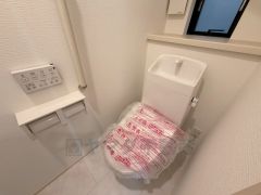 1階2階の2ヶ所にトイレがありますので、忙しい朝にも家族に気を使わず、ゆとりが生まれますね＾＾ 小窓付きで換気する時に便利です＾＾