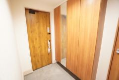 採光も考えられた明るい玄関です。たっぷり収納できるシューズボックス付きなので、家族全員の靴がきれいに整頓できます。